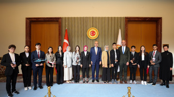 TBMM Başkanı Kurtulmuş, Bakan Göktaş ile çocuk temsilcileri kabul etti