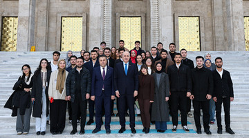 TBMM BAŞKANI KURTULMUŞ, MECLİS'TE ÖĞRENCİLERLE BİR ARAYA GELDİ