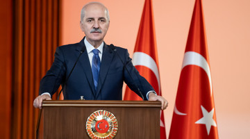 TBMM BAŞKANI KURTULMUŞ, MARMARA DEPREMİ'NİN 26'NCI YILINDA VEFAT EDENLERİ ANDI