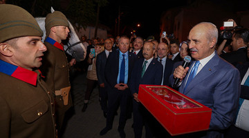 TBMM BAŞKANI KURTULMUŞ, ATLI BİRLİKLERİN BÜYÜK TAARRUZ KARARGÂHI’NDAN TEMSİLİ OLARAK İZMİR’E UĞURLANMASI TÖRENİ'NE KATILDI