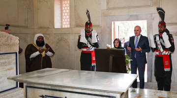 TBMM Başkanı Kurtulmuş, Pakistan’ın Milli Şairi ve İslam Düşünürü Muhammed İkbal’in Kabrini Ziyaret Etti
