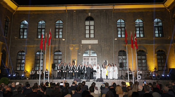 TBMM Başkanı Kurtulmuş, Antakya Medeniyetler Korosu Konserini Dinledi