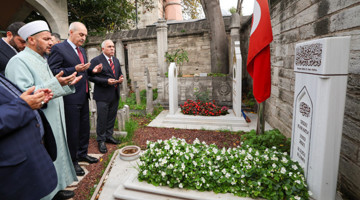 TBMM Başkanı Kurtulmuş, Sezai Karakoç ve Prof. Dr. İlhan Varank’ın Kabirlerini Ziyaret Etti