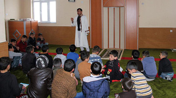 Yoksul çocuklara camide eğitim veren imama Kurtulmuş'tan tebrik