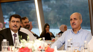 Kurtulmuş, Üsküdar Belediyesi'nce hizmete sunulan Üsküdar Valide Sultan Gemisi ile düzenlenen boğaz turuna katıldı.