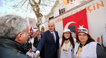 Kurtulmuş 'Evet' ve 'Hayır' stantlarını ziyaret etti