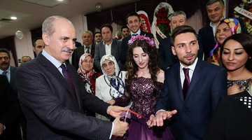 Kurtulmuş 15 Temmuz şehitlerinin yeğeninin nişan yüzüğünü taktı