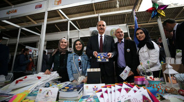 Kurtulmuş, 9. Uluslararası Dergi Fuarı'nı ziyaret etti