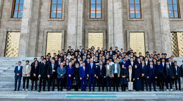 TBMM BAŞKANI KURTULMUŞ, MECLİS'İ ZİYARET EDEN ÖĞRENCİLERLE BİR ARAYA GELDİ