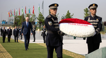 TBMM BAŞKANI KURTULMUŞ, ÖZBEKİSTAN’DA BAĞIMSIZLIK ANITI’NA ÇELENK BIRAKTI