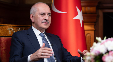 TBMM BAŞKANI KURTULMUŞ, RUSYA DÖNÜŞÜ UÇAKTA GAZETECİLERİN SORULARINI YANITLADI