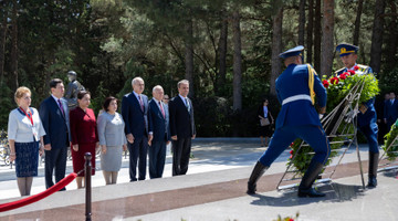 TBMM BAŞKANI KURTULMUŞ, HAYDAR ALİYEV’İN MEZARINI ZİYARET ETTİ