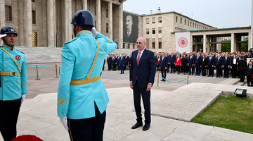 TBMM BAŞKANI KURTULMUŞ, MECLİS'TEKİ ATATÜRK ANITI'NA ÇELENK BIRAKTI