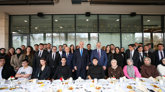 TBMM BAŞKANI KURTULMUŞ, MECLİS'TE ÖĞRENCİLERLE BİR ARAYA GELDİ - Resim: 4