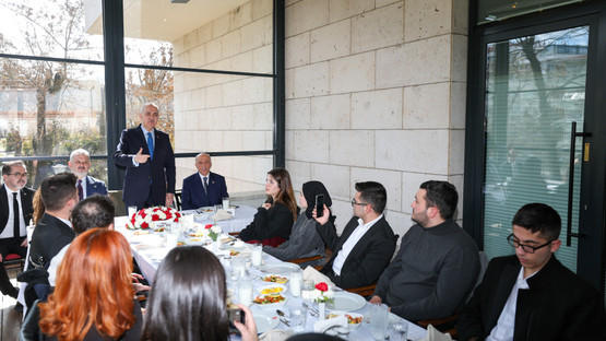 TBMM BAŞKANI KURTULMUŞ, MECLİS'TE ÖĞRENCİLERLE BİR ARAYA GELDİ - Resim: 3