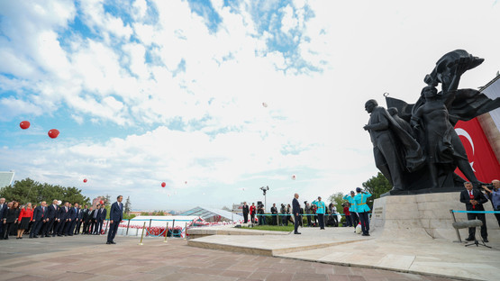 TBMM Başkanı Kurtulmuş, Meclis'teki Atatürk Anıtı'na Çelenk Bıraktı - Resim: 1