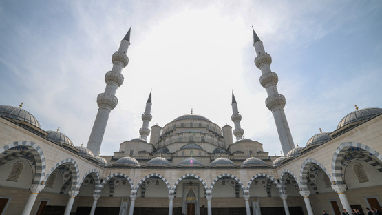 TBMM Başkanı Kurtulmuş, Kırgızistan'ın En Büyük Camisini Ziyaret Etti - Resim: 1