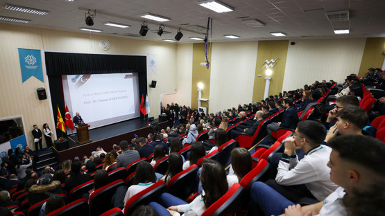 Uluslararası Maarif Okulu 21 Aralık T&uuml;rk&ccedil;e Eğitim Bayramı Programı'nda Katılımcılara Hitap