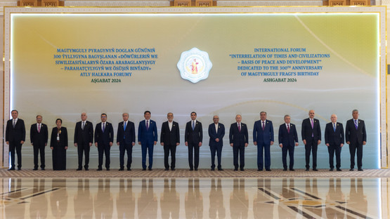 Mahtumkulu Firaki'nin 300. Doğumg&uuml;n&uuml; Vesilesiyle D&uuml;zenlenen Forumu Katılımcıları ile Aile Fotoğrafı