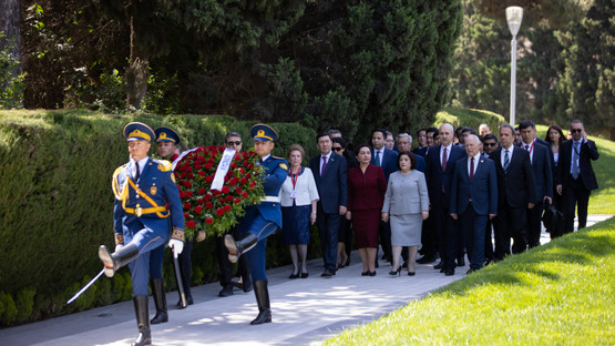 Merhum Cumhurbaşkanı Haydar Aliyev'in Kabrine &Ccedil;elenk Bırakma