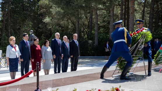 Merhum Cumhurbaşkanı Haydar Aliyev'in Kabrine &Ccedil;elenk Bırakma