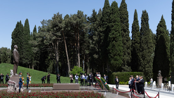 Merhum Cumhurbaşkanı Haydar Aliyev'in Kabrine &Ccedil;elenk Bırakma