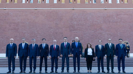 Kremlin Me&ccedil;hul Asker Anıtı'na &Ccedil;elenk Bırakma