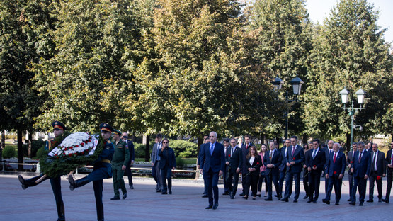 Kremlin Me&ccedil;hul Asker Anıtı'na &Ccedil;elenk Bırakma