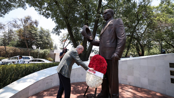 Atat&uuml;rk Anıtı'na &Ccedil;elenk Bırakma