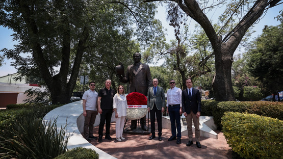 Atat&uuml;rk Anıtı'na &Ccedil;elenk Bırakma