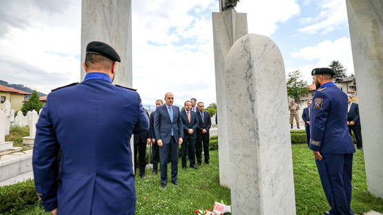 TBMM Başkanı Kurtulmuş, Aliya İzzetbegoviç'in Kabrini Ziyaret Etti - Resim: 2