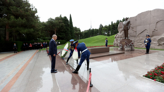 Eski Azerbaycan Cumhurbaşkanı Haydar Aliyev'in Kabrini Ziyaret