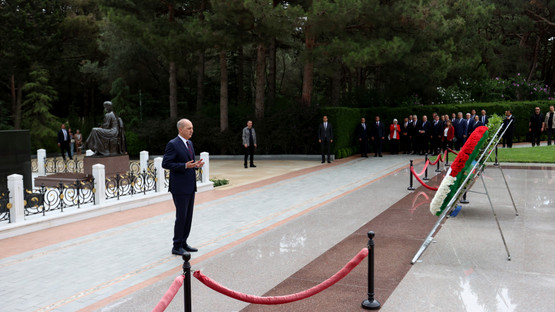 Eski Azerbaycan Cumhurbaşkanı Haydar Aliyev'in Kabrini Ziyaret