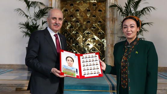 T&uuml;rkmenistan Meclis Başkanı D&uuml;nyag&ouml;zel Gulmanova'ya Hediye Takdimi