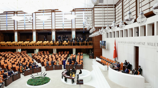 T&uuml;rkmenistan Meclis Başkanı D&uuml;nyag&ouml;zel Gulmanova ile Genel Kurul Salonunun Selamlanması