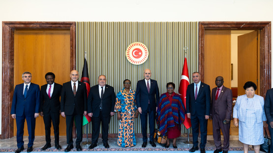 Malavi Meclis Başkanı Catherine Hara ve Beraberindeki Heyetle Makam &Ouml;n&uuml;nde Fotoğraf