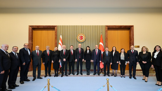 KKTC Meclis Başkanı Ziya &Ouml;zt&uuml;rkler ve Beraberindeki Heyetle Makam &Ouml;n&uuml;nde Fotoğraf &Ccedil;ekimi