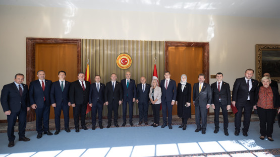 Kuzey Makedonya Meclis Başkanı Afrim Gaşi ve Beraberindeki Heyet ile Makam &Ouml;n&uuml;nde Fotoğraf &Ccedil;ekimi