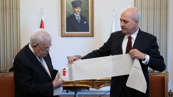 Filistin Devlet Başkanı Mahmud Abbas Hediye Takdimi