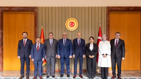 Karadağ Meclis Başkanı Andrija Mandic ve Beraberindeki Heyetle Makam &Ouml;n&uuml;nde Fotoğraf &Ccedil;ekimi