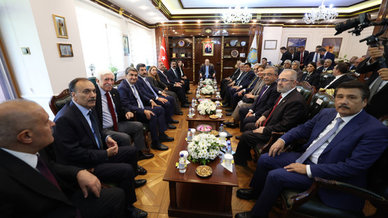 TBMM Başkanı Kurtulmuş, Diyarbakır’da Valilik ve Büyükşehir Belediyesini Ziyaret Etti - Resim: 4