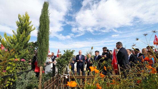 TBMM Başkanı Kurtulmuş, Adıyaman’da Deprem Şehitleri Mezarlığı’nı Ziyaret Etti - Resim: 3
