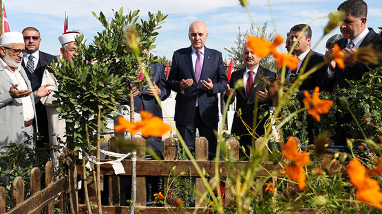 TBMM Başkanı Kurtulmuş, Adıyaman’da Deprem Şehitleri Mezarlığı’nı Ziyaret Etti - Resim: 1