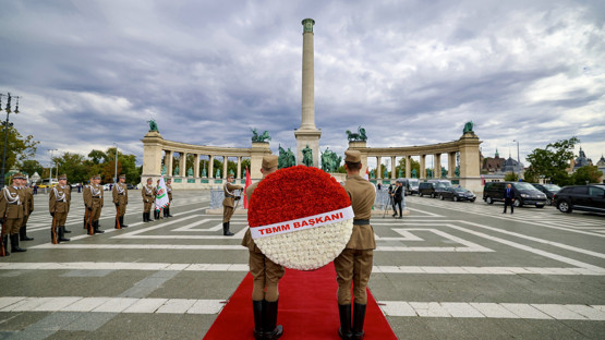 Me&ccedil;hul Asker Anıtı'na &Ccedil;elenk Bırakılması