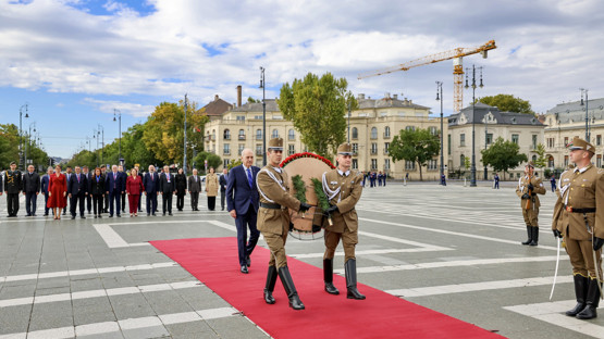 Me&ccedil;hul Asker Anıtı'na &Ccedil;elenk Bırakılması
