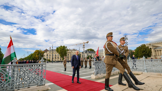Me&ccedil;hul Asker Anıtı'na &Ccedil;elenk Bırakılması