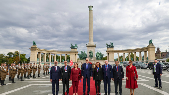 Me&ccedil;hul Asker Anıtı'na &Ccedil;elenk Bırakılması