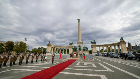 Me&ccedil;hul Asker Anıtı'na &Ccedil;elenk Bırakılması