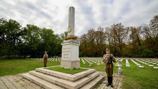Gali&ccedil;ya T&uuml;rk Şehitliği'ni Ziyaret