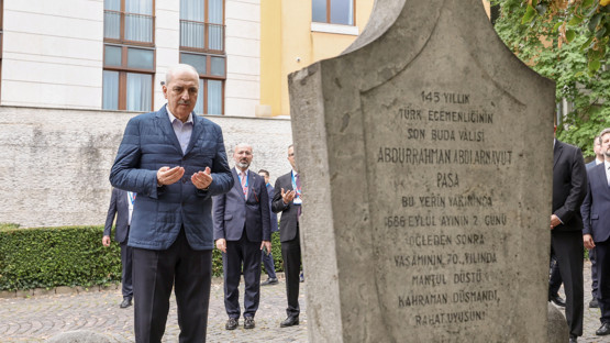 Budin Valisinin Kabrini Ziyaret